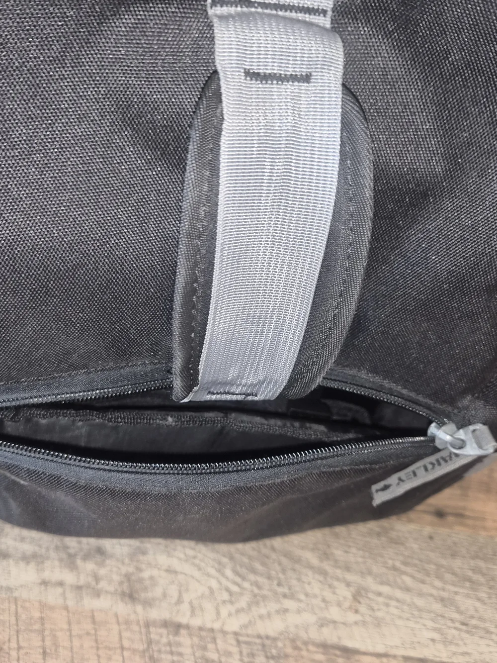 Oakley Roller Luggage 14×21×7 inches